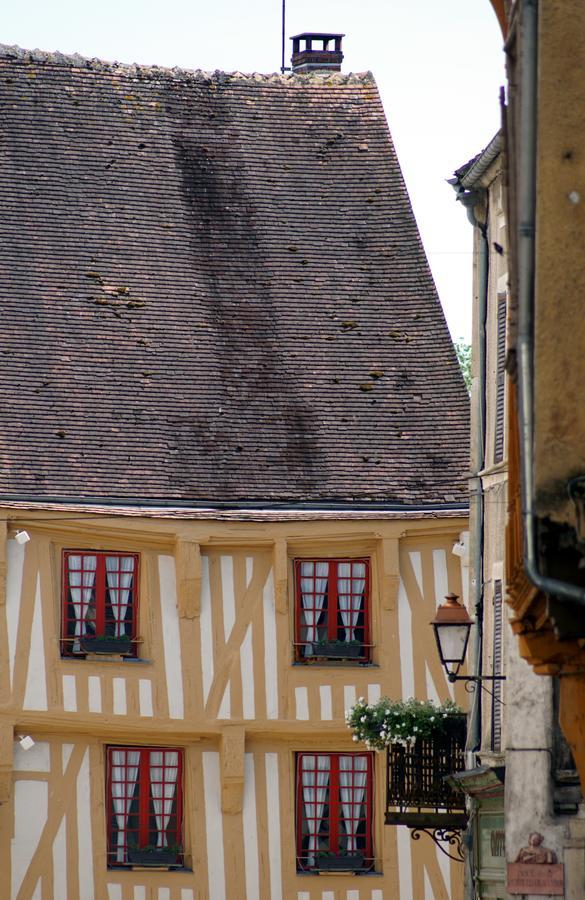 La Victoire De *